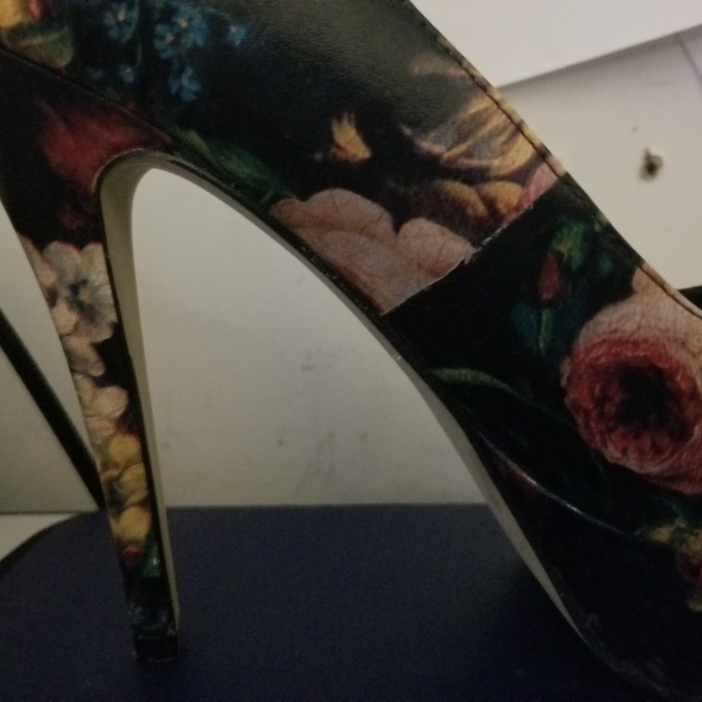 Heels - Picture 2 of 3